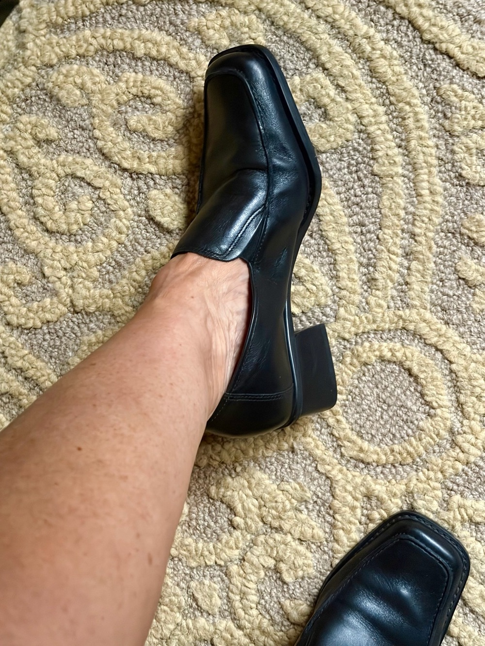 Bass TRINNET  Black Leather Low Mid Heel Size 9M